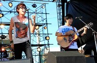 スガシカオと高橋優。（写真提供：Warner Music Japan）