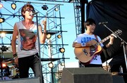スガシカオと高橋優。(写真提供:Warner Music Japan)