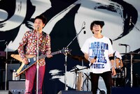 ウルフルズと高橋優。（写真提供：Warner Music Japan）