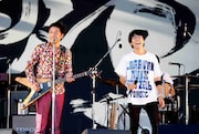 ウルフルズと高橋優。(写真提供:Warner Music Japan)