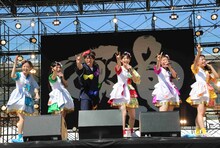 チームしゃちほこと高橋優。（写真提供：Warner Music Japan）