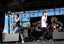 家入レオと高橋優。（写真提供：Warner Music Japan）