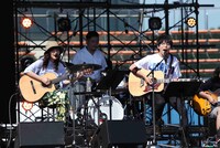 藤原さくらと高橋優。（写真提供：Warner Music Japan）