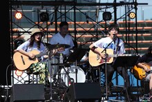 藤原さくらと高橋優。（写真提供：Warner Music Japan）