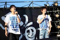 青木隆治と高橋優。（写真提供：Warner Music Japan）