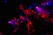 山嵐とKYONO（Vo / T.C.L）がコラボする様子。（Photo by Takashi "TAKA" Konuma）