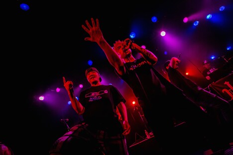 山嵐とKYONO（Vo / T.C.L）がコラボする様子。（Photo by Takashi "TAKA" Konuma）