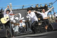 どぶろっかーずと高橋優。（写真提供：Warner Music Japan）