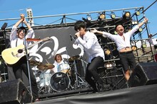 どぶろっかーずと高橋優。（写真提供：Warner Music Japan）