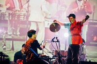 「Kung-Fu Mambo」演奏中に、高城晶平が持った銅鑼を叩くVIDEOTAPEMUSIC。（撮影：Ray Otabe）