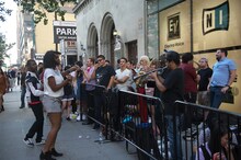 「Perfume 6th Tour 2016『COSMIC EXPLORER』」Hammerstein Ballroom公演2日目の開演前に集まったファン。（写真提供：ユニバーサルミュージック）