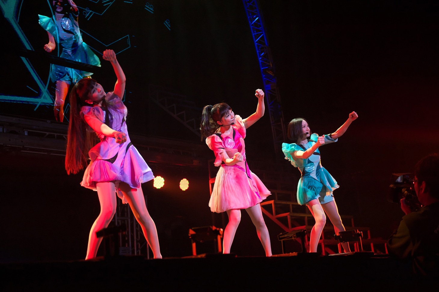 「Perfume 6th Tour 2016『COSMIC EXPLORER』」Hammerstein Ballroom公演2日目の様子。（写真提供：ユニバーサルミュージック）