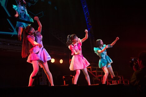 「Perfume 6th Tour 2016『COSMIC EXPLORER』」Hammerstein Ballroom公演2日目の様子。（写真提供：ユニバーサルミュージック）