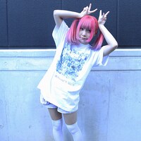 「僕喰JKT」Tシャツを着た十字。