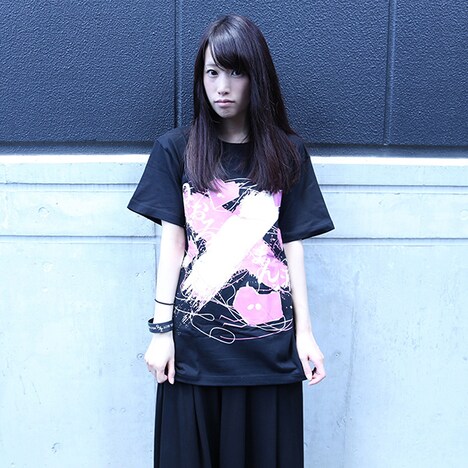 「ねおろまん」 Tシャツを着た如月愛海。