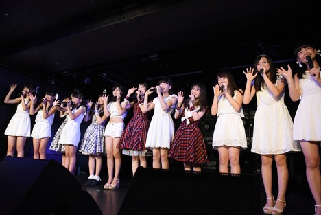 「ラリリレル、ばははーい」と手を振るハコイリ▽ムスメとRYUTist。