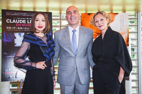 左から野宮真貴、ピエール・コリオ氏、夏木マリ。(撮影:マチェイ・コモロフスキ)