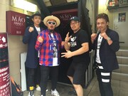 「雨ニモマケズ 風ニモマケズ ～Mr.200%～」のミュージックビデオで共演したクリフエッジと安生洋二。