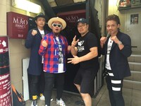 「雨ニモマケズ 風ニモマケズ ～Mr.200%～」のミュージックビデオで共演したクリフエッジと安生洋二。