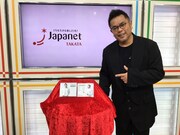 自身のアルバムを紹介する中西圭三。