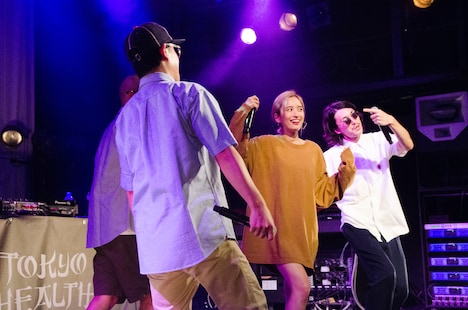 TOKYO HEALTH CLUBとZOMBIE-CHANG。(Photo by Ena Yanai)