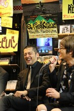 谷中敦（左）とKen Yokoyama（右）。