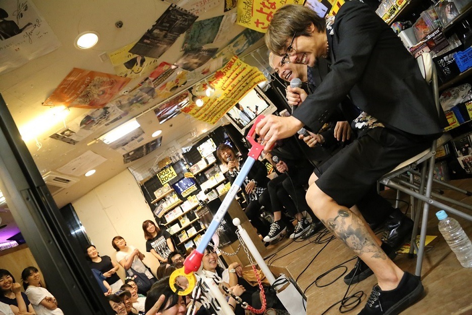 Ken Yokoyama（右）