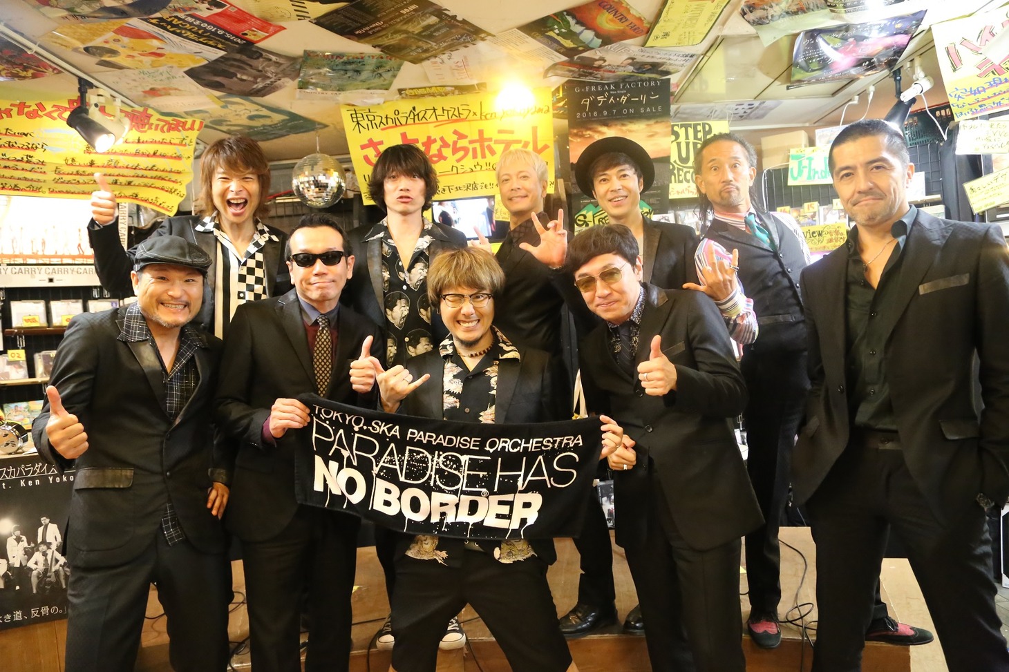 東京スカパラダイスオーケストラとKen Yokoyama（下段中央）。