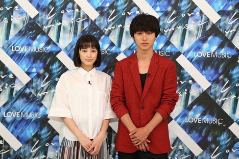 左から広瀬すず、山崎賢人。 (c)フジテレビ