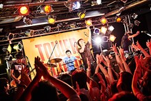 JUN SKY WALKER(S)「NEW ALBUM『FANFARE』発売記念インストアライブ」東京・タワーレコード渋谷店B1F CUTUP STUDIO公演の様子。（写真提供：株式会社アイビーレコード）