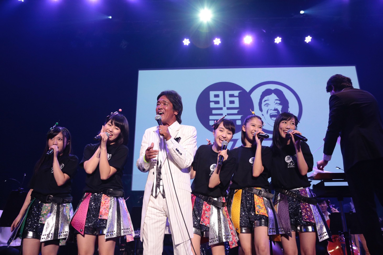 「夢で逢えたら」を歌う松崎しげるとももいろクローバーZ。（写真提供：ハッツアンリミテッド）