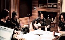 スタジオ作業中のFLOWER FLOWER。