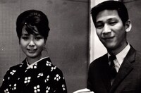 「あんたなんか」オリジナルバージョン収録当時の園まりと小松政夫。