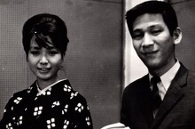 「あんたなんか」オリジナルバージョン収録当時の園まりと小松政夫。