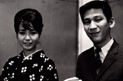 「あんたなんか」オリジナルバージョン収録当時の園まりと小松政夫。