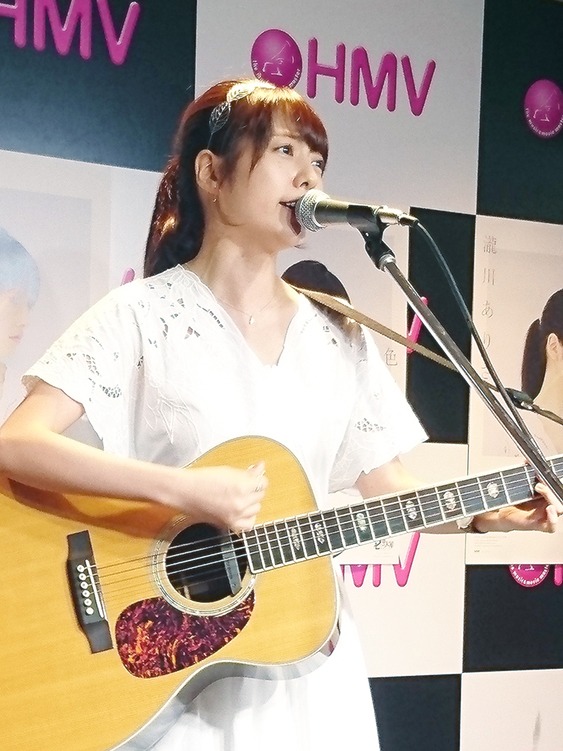 瀧川ありさ「色褪せない瞳」リリースイベントの様子。