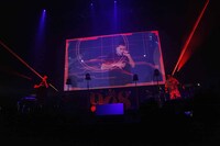 AKLOとKREVAがコラボレーションする様子。