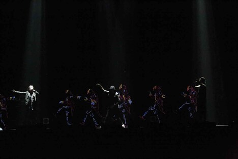 KREVA、三浦大知、EL SQUAD、YOKOI（WRECKING CREW ORCHESTRA）がコラボレーションする様子。