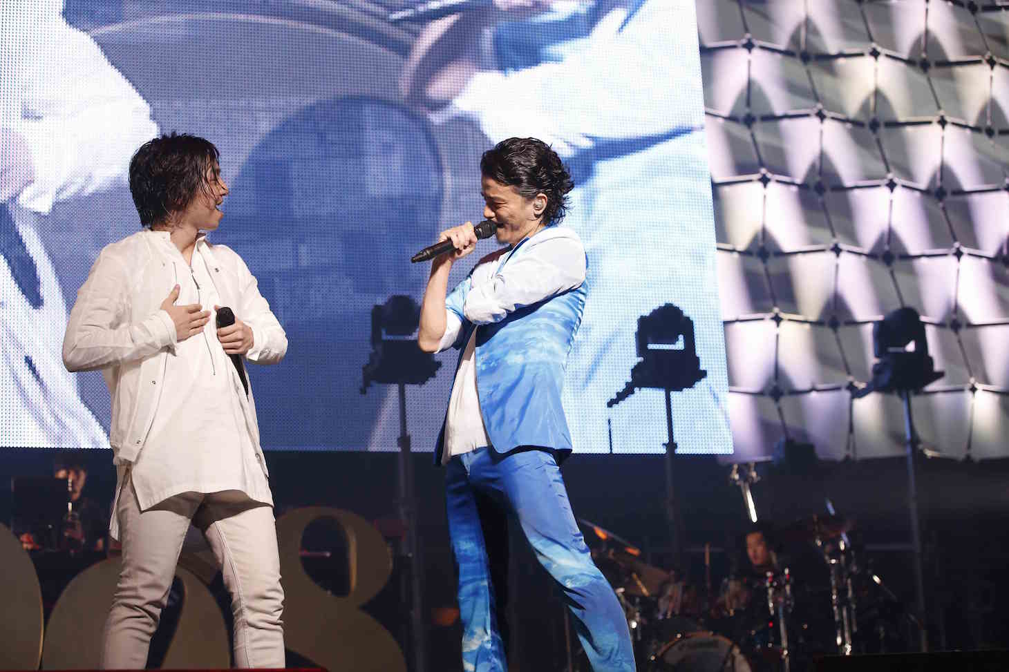 左から三浦大知、KREVA。