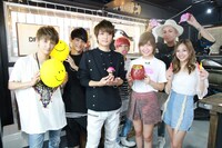 「黒ひげ危機一発」を持ったAAA。