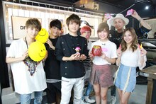 「黒ひげ危機一発」を持ったAAA。