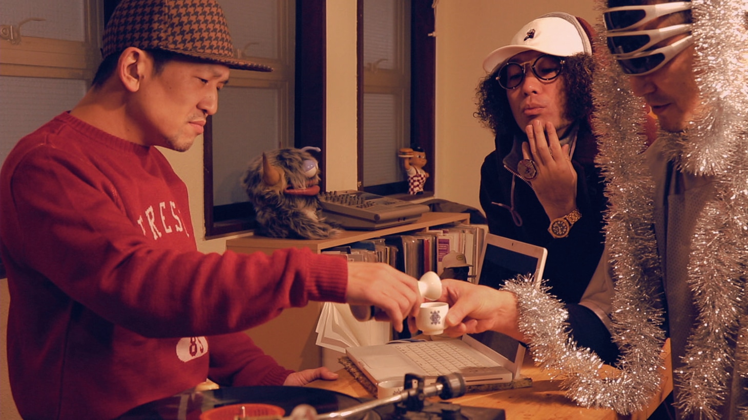 レコード店の店主を演じるANI（左）と常連客役のZEN-LA-ROCK（中央）、FDFANTA汁CHILLSTASKI（右）。