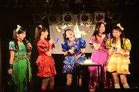 段取りがイマイチなメンバーたちに対して「雑！」と笑う咲良菜緒（中央）。