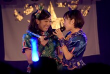 左から坂本遥奈、咲良菜緒。