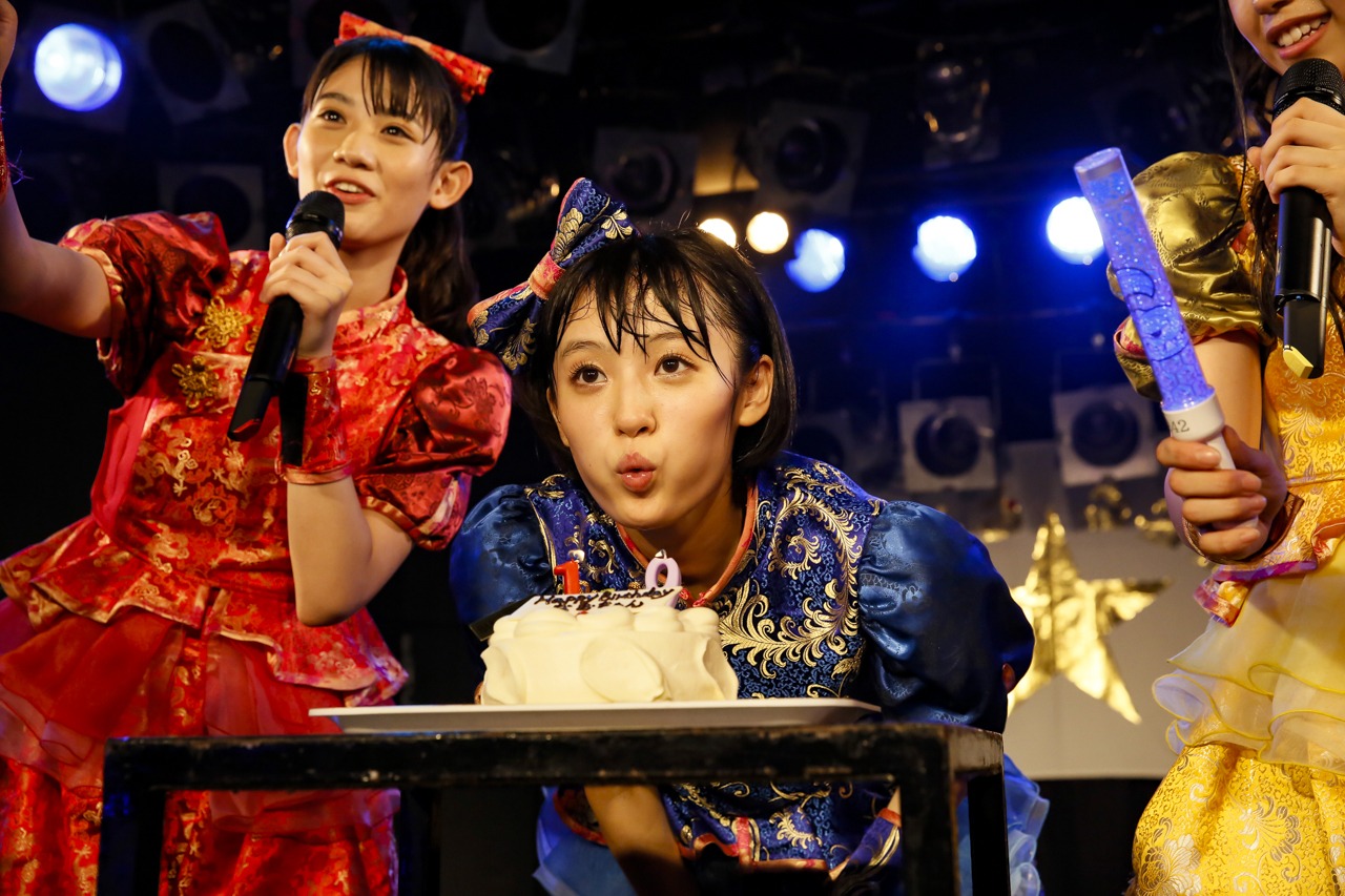 ケーキのろうそくを吹き消す咲良菜緒（中央）。（撮影：SAMURAI 濱本英介）