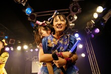 大黒柚姫に抱きしめられる咲良菜緒。（撮影：SAMURAI 濱本英介）