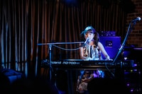 「瀬川あやかアコースティックワンマン ～コングラッチュ、ちゃっかり横浜初めテーション～」の様子。（提供：ポニーキャニオン）