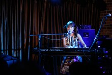 「瀬川あやかアコースティックワンマン ～コングラッチュ、ちゃっかり横浜初めテーション～」の様子。（提供：ポニーキャニオン）