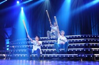 野球のバットとユニフォームを使って「GREEN DAYS」を披露した様子。 （写真提供：ポニーキャニオン）