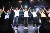 フィナーレの様子。 （写真提供：ポニーキャニオン）